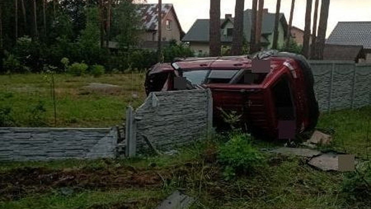 Tragiczny wypadek koło Biłgoraja. Auto uderzyło w betonowe ogrodzenie