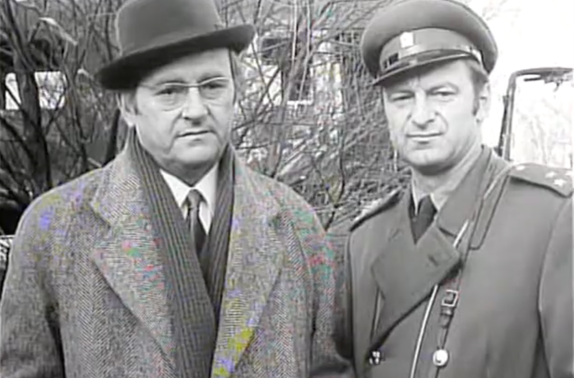 Jiří Sovák a Jan Pohan vo filme Na kolejích čeká vrah. 