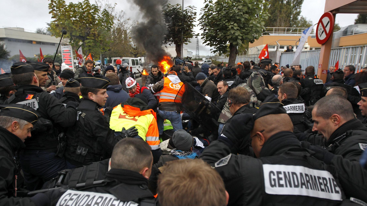 Trzech związkowców zostało rannych w rafinerii w Grandpuits pod Paryżem podczas interwencji policji, która odblokowała siłą dostęp do fabryki zabarykadowanej przez protestujących - informują francuskie media.