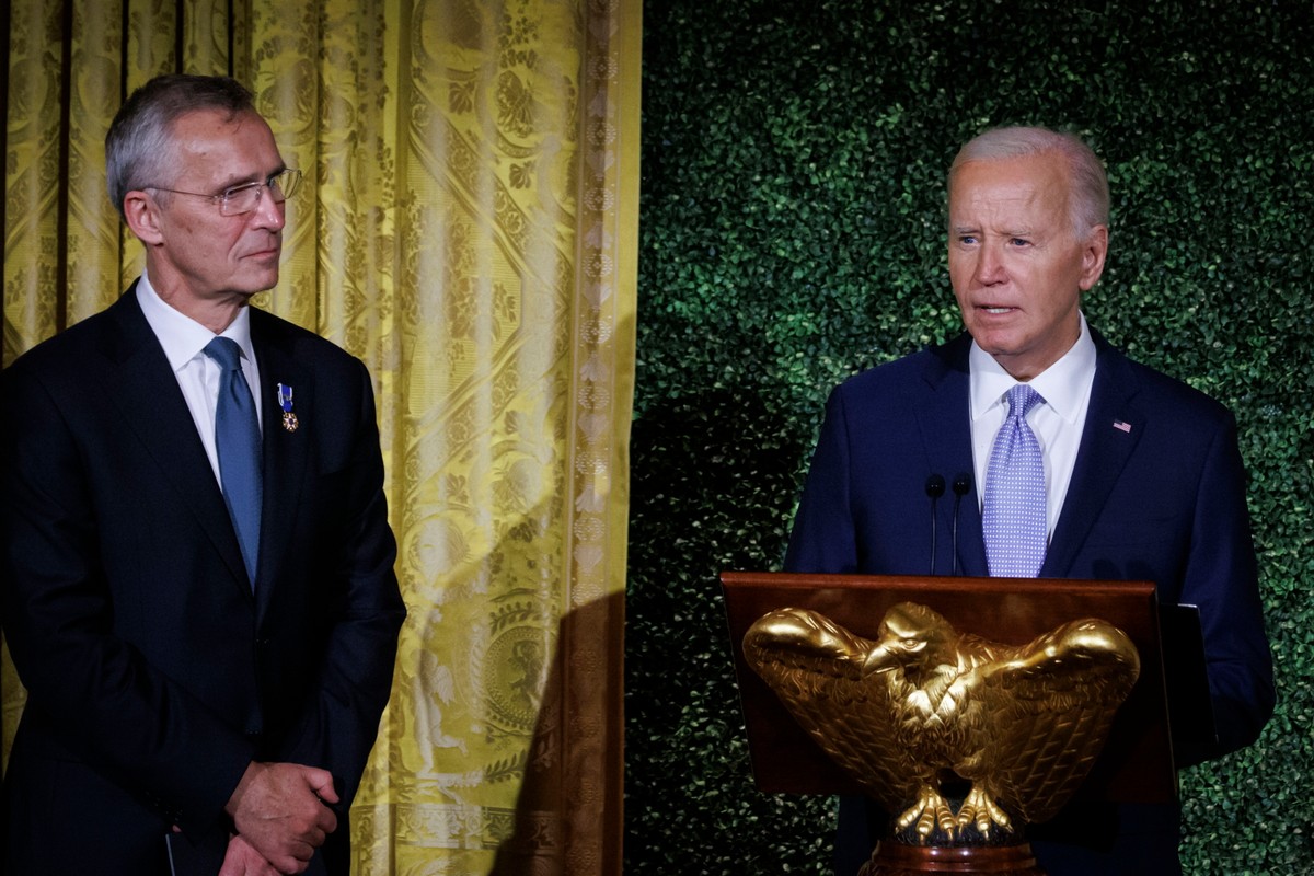 Prezydent Joe Biden przemawia podczas kolacji z sojusznikami i partnerami NATO w Sali Wschodniej Białego Domu w Waszyngtonie