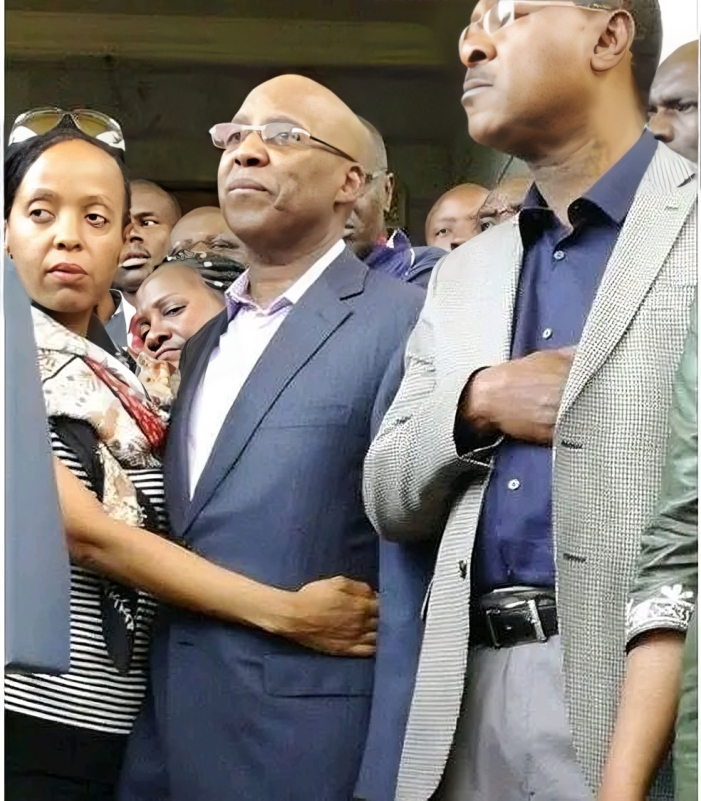Jimi Wanjigi s'adressant à la presse avec sa femme Irene Nzisa Wanjigi après une perquisition à leur domicile de Muthaiga