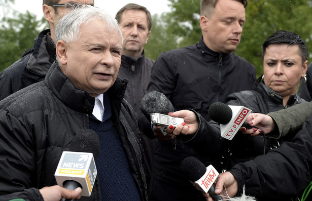 Jarosław Kaczyński na koronie wału przeciwpowodziowego w delcie Wisły i Sanu we Wrzawach. Fot. PAP/Darek Delmanowicz