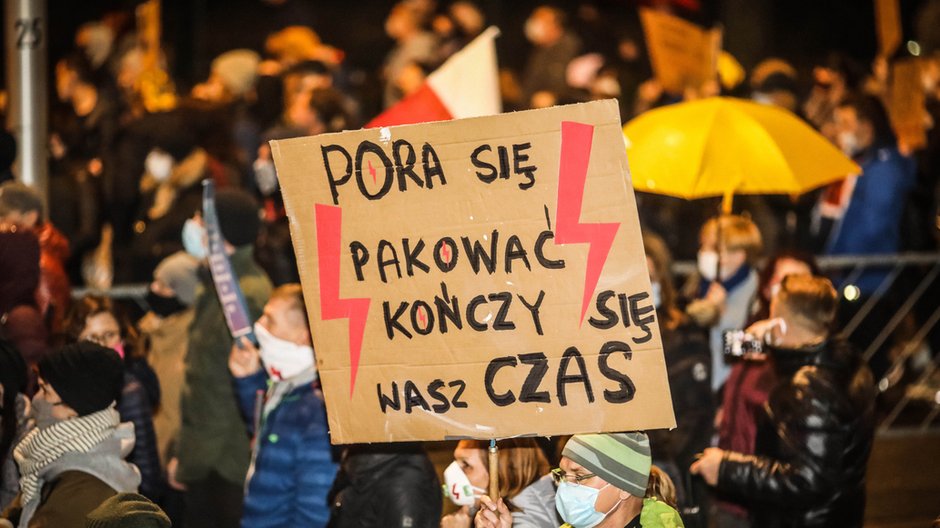 Strajk Kobiet. Jeden z tysięcy pisanych na kartonach transparentów. Kielce