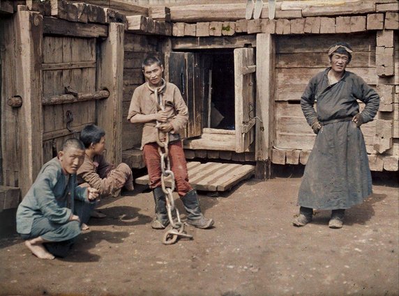 Znów Urga. Skazaniec w miejscowym więzieniu (fot. Stéphane Passet, 25 lipca 1913 r., domena publiczna).