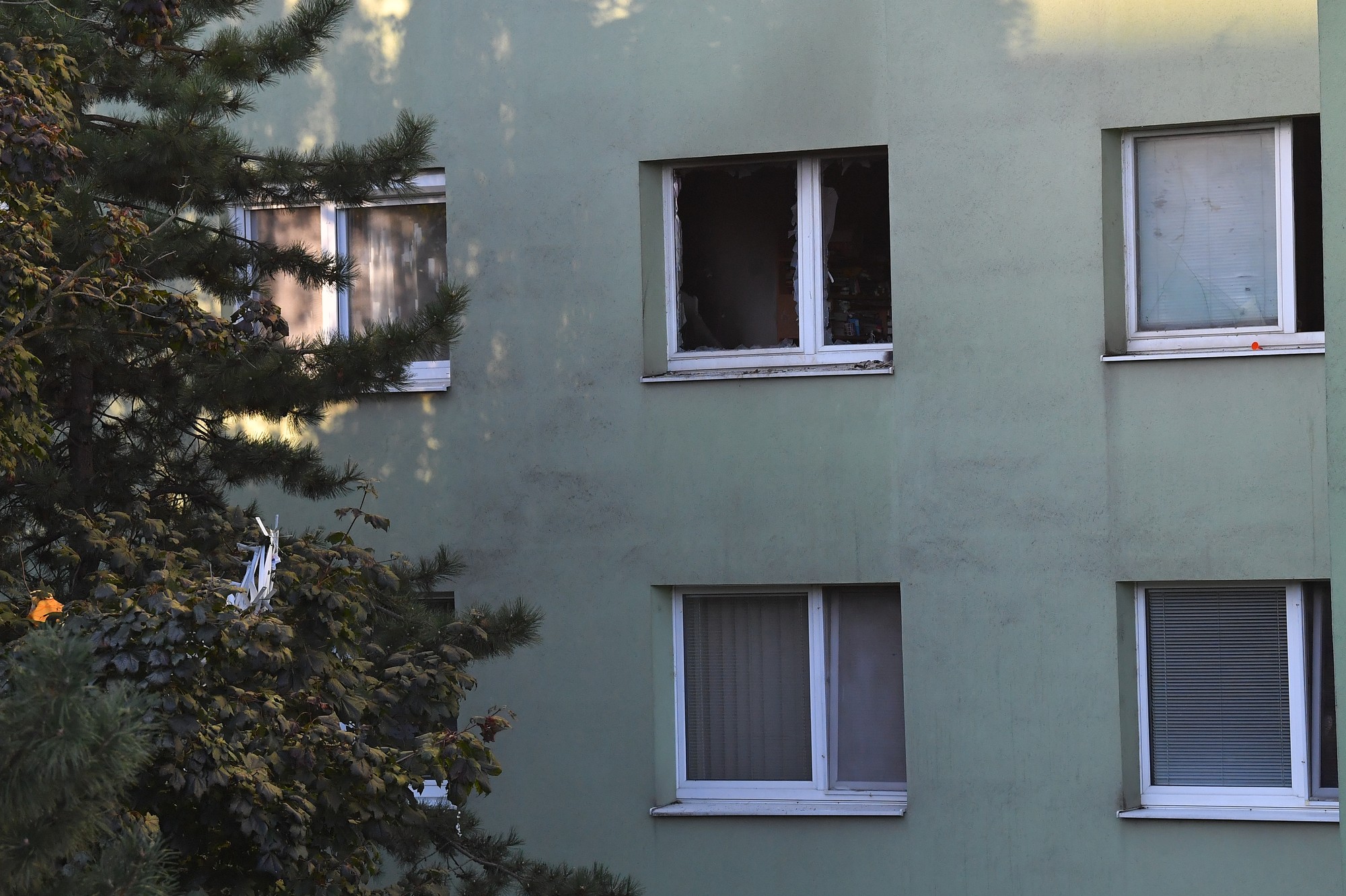 Nočná streľba v bratislavskej Dúbravke si vyžiadala jeden život.