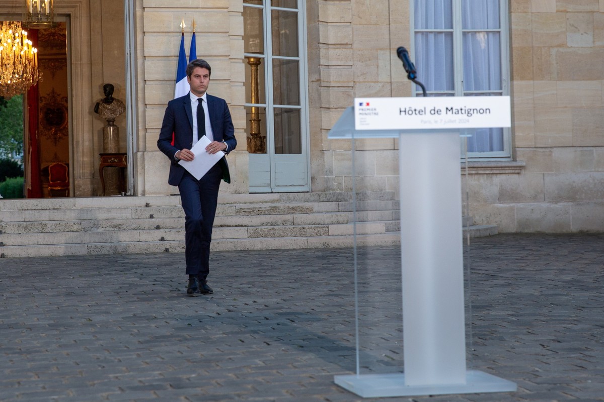 Premier Francji Gabriel Attal przybył do mediów po ogłoszeniu wyników drugiej tury wyborów parlamentarnych w hotelu Matignon w Paryżu