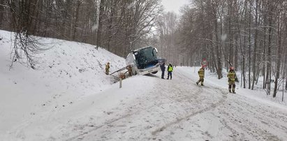 Chwile grozy niedaleko Giżycka. Autobus zsunął się z drogi