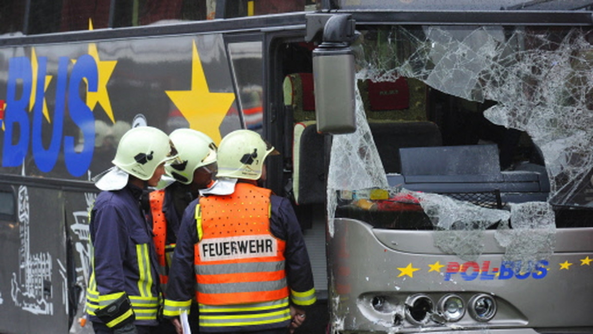 W tej chwili nie ma jeszcze nawet wstępnej listy ofiar wypadku autokaru w Niemczech; lada chwila powinniśmy mieć listę wszystkich pasażerów i pierwszą wstępną listę ofiar - powiedział rzecznik MSZ Marcin Bosacki. MSZ potwierdziło informację niemieckich mediów i policji co do liczby ofiar, która wynosi 12. Do Niemiec udadzą się dwa autokary z bliskimi ofiar wypadku.