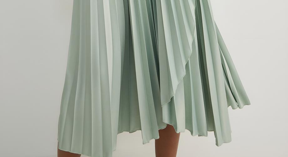 Idealna dla 50-latki! Ta długa spódnica olśniewa, a jest z sieciówki. Aż 4 kolory!