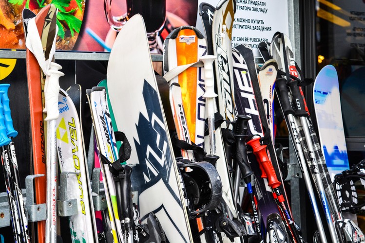 <strong>Rużomberk (Ruzomberok Skipark)</strong>
<br></br>
Głównym wyciągiem jest kolej gondolowa z ośrodka Hrabova o długości 1770 metrów i przepustowości 1500 osób/godzinę. Na szczyt Malinô Brdo prowadzi wyciąg krzesełkowy – długość 1120 metrów, przepustowość 2200 osób/godzinę.
<br></br>
Oprócz tego w ośrodku działa 8 mniejszych wyciągów – orczykowych i tzw. wyrwirączek o długości od 70 do 1000 metrów.
<br></br>
Ski Park Ružomberok, Malinné, Malinô Brdo) leży w dzielnicy Hrabovo. Znajduje się na zboczach góry Malinô Brdo (1209 metrów n.p.m.), w Wielkiej Fatrze.
<br></br>
Początki ośrodka sięgają drugiej połowy XX wieku, kiedy wybudowano hotel Malina. W 1964 podjęto decyzję o budowie kolei gondolowej z Hrabova.
<br></br>