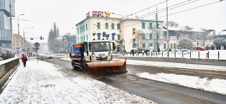 Opady śniegu i gołoledź. "Zima zostanie z nami przez cały kolejny tydzień" [PROGNOZA POGODA]