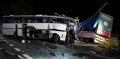 Trzy osoby nie żyją. TIR zderzył się z autobusem! FOTO