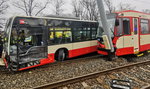 Zderzenie autobusu miejskiego z tramwajem w Gdańsku. 13 osób poszkodowanych