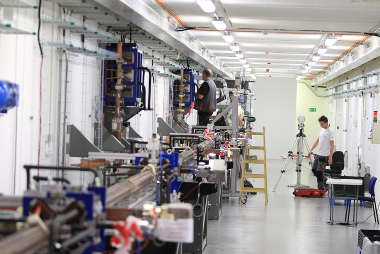 Elektrony wstrzeliwane do pierścienia wytwarzane są i przyśpieszane w akceleratorze liniowym zainstalowanym w jednym z dwóch tuneli znajdujących się poniżej poziomu hali.<br><br> (zuz) PAP/Stanisław Rozpędzik