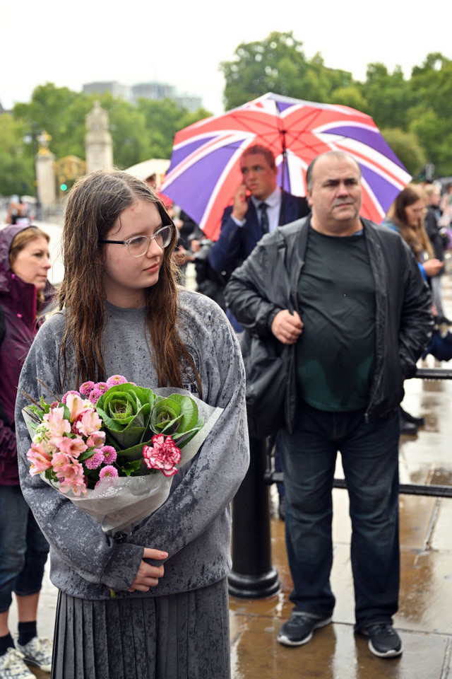 Ludzie zbierają się przed pałacem Buckingham