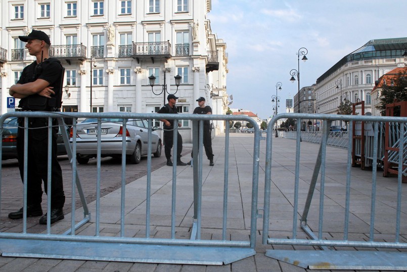 88 miesięcznica smoleńska. Krakowskie Przedmieście przegrodzone barierkami. ZDJĘCIA