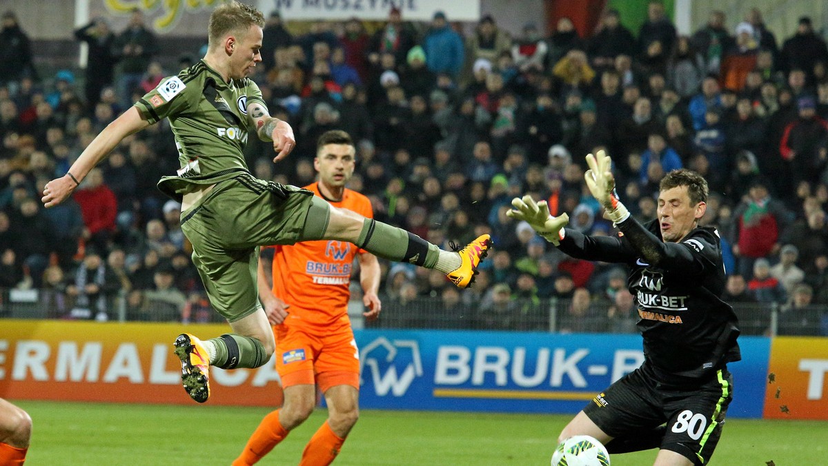 Ostatni w tabeli Górnik Zabrze będzie rywalem Legii Warszawa, która w środę poniosła klęskę, przegrywając w Niecieczy w Termaliką 0:3. Spotkanie 26. kolejki piłkarskiej ekstraklasy odbędzie się w sobotę 5 marca w stolicy, początek o godz. 20.30.