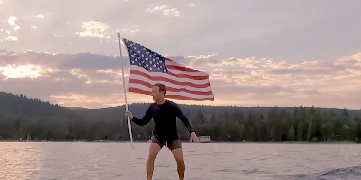 Mark Zuckerberg serfujący na elektrycznej desce za 12 tys dol. z amerykańską flagą w dłoni. W tle słychać utwór "Take Me Home, Country Roads" śpiewany przez amerykańskiego muzyka country Johna Denvera.