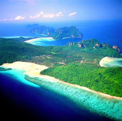 Railay<br><br>Do otoczonej wapiennymi skałami (po których można się wspinać!) Railay można dotrzeć tylko za pośrednictwem łodzi. Kurs można wynająć z Krabi, Ao Na Moa czy Ao Nang. To dobre miejsce dla tych, którzy źle czują się wśród tłumów, a jednocześnie nie mają czasu lub ochoty na odkrywanie dalekich, dzikich plaż.