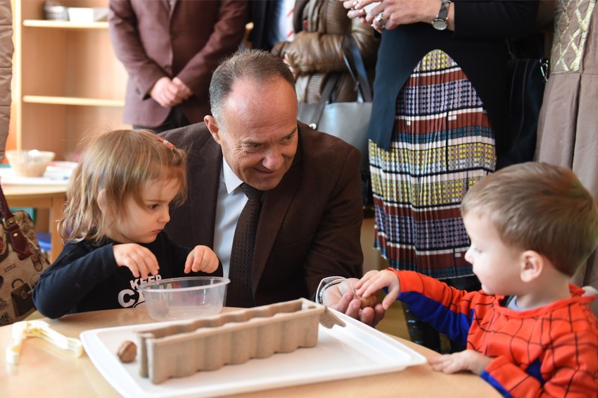 Ministar prosvete sa decom u vrtiću "Skadarlija" u Beogradu
