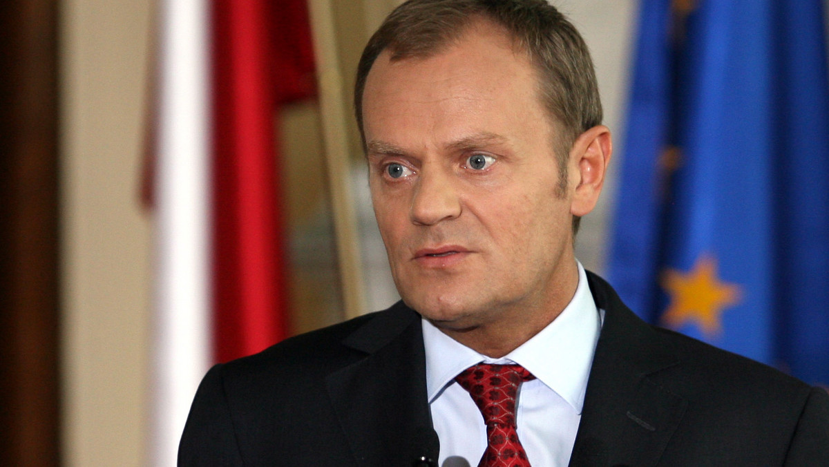 Premier Donald Tusk zapowiedział, że po powrocie z Brukseli poprosi szefa BOR gen. Mariana Janickiego o wyjaśnienie sprzeczności, dotyczących tego, czy 10 kwietnia na lotnisku w Smoleńsku byli oficerowie polskiej ochrony, czy też ich nie było.