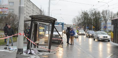 Rozpędzone auto wjechało w ludzi na przystanku