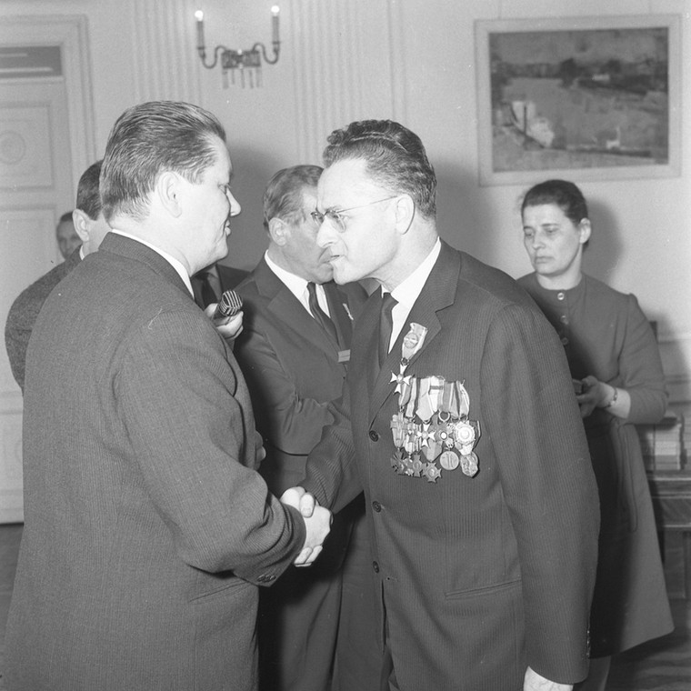 Jan Gerhard odznaczony przez ministra kultury i sztuki Lucjana Motykę Krzyżem Oficerskim Orderu Odrodzenia Polski (maj 1965 r.)