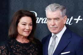 Svi su zinuli kad su danas na premijeri videli ženu Pirsa Brosnana: Smršala 45 kilograma pa u KRATKOJ PROVIDNOJ HALJINI pokazala rezultate neverovatne transformacije