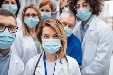 Bedurvul a covid? Mit hoznak az új variánsok? Itt vannak a vakcinainfós orvosok válaszai!