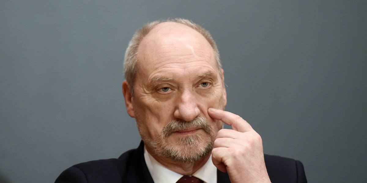 Macierewicz ostrzega przed Rosją i obwinia za rasizm na marszu