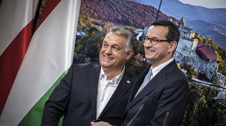 Orbán Viktor magyar és Mateusz Morawiecki lengyel kormányfő egymást átölelve állt a fotósok elé a döntés megszületése után /Fotó: MTI EPA