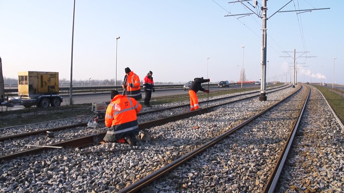 Dwa lata po uruchomieniu Szczecińskiego Szybkiego Tramwaju po raz kolejny na torowisko wejdą robotnicy. Miasto ogłosiło przetarg na "korektę układu torowiska pod wiaduktem w ciągu ul. Hangarowej w Szczecinie". Chodzi o felerny zakręt, na którym tramwaje muszą zwalniać do 30 km/h.