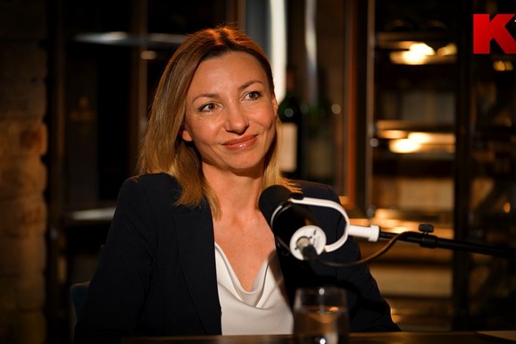 Tatjana Macura u podkastu "Za našim stolom": O ulasku u Vladu, saradnji sa Milicom i Lončarom, i skupštinskom govoru – bez obuće!