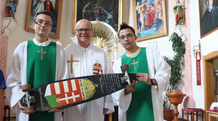 Zoli atya és a ministránsok nemcsak a templomban és a gördeszkán gyűjtik a híveket, már a Facebookon is /Fotó: Pozsonyi Zita