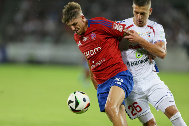 Zawodnik Górnika Zabrze Rafał Janicki (P) i Ante Crnac (L) z Rakowa Częstochowa w meczu 5. kolejki piłkarskiej Ekstraklasy