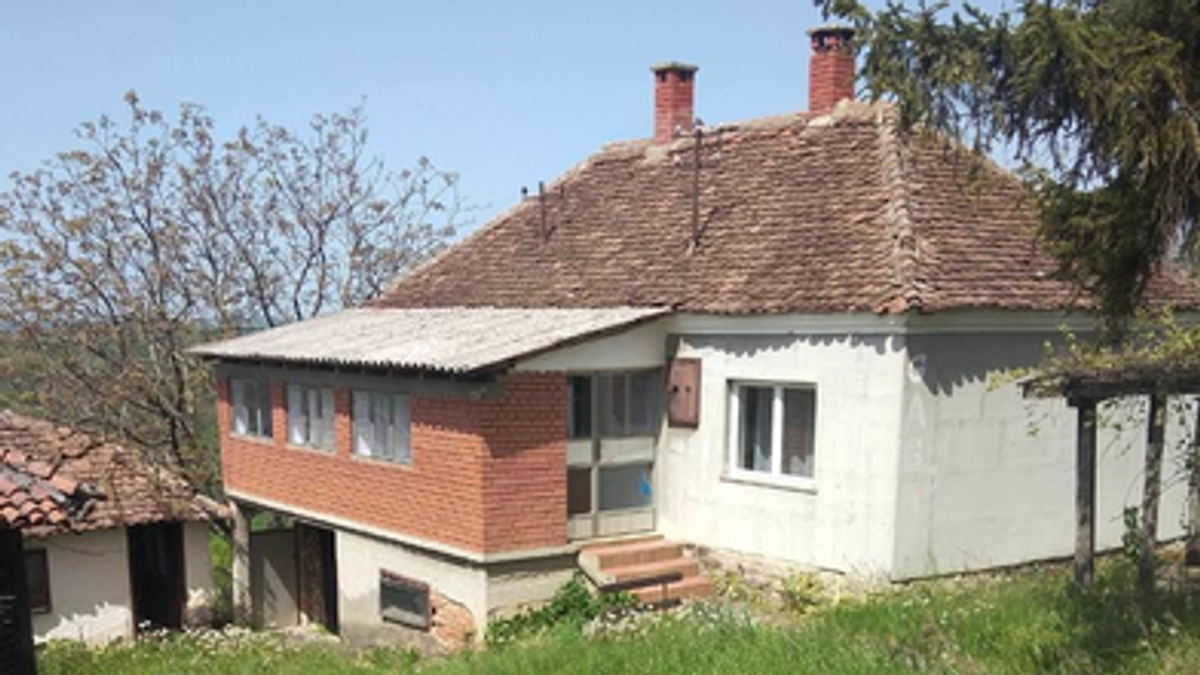 Kuća sa 135 ari zemlje prodaje se za 28.000 evra: Ima 70 kvadrata, podrum i dva pomoćna objekta (Foto)