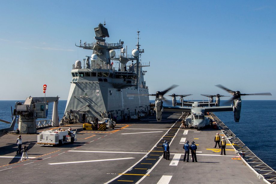 US Marine Corps MV-22B Ospreys na pokładzie hiszpańskiego okrętu desantowego Juan Carlos I, październik 2015 r. (fot. US Navy)