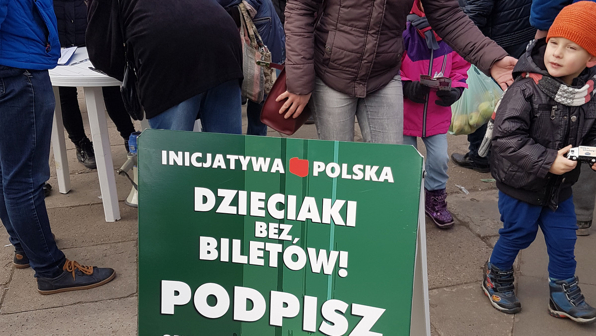 Podczas dzisiejszej sesji radni zajmą się, między innymi, obywatelskim projektem uchwały, wprowadzającym darmowe przejazdy dla dzieci od urodzenia do zakończenia podstawówki. Projekt przygotowało stowarzyszenie Inicjatywa Polska, które zebrało pod tym pomysłem ponad trzy i pół tysiąca podpisów.