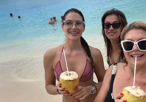 Suzana Mančić sa ćerkama na letovanju