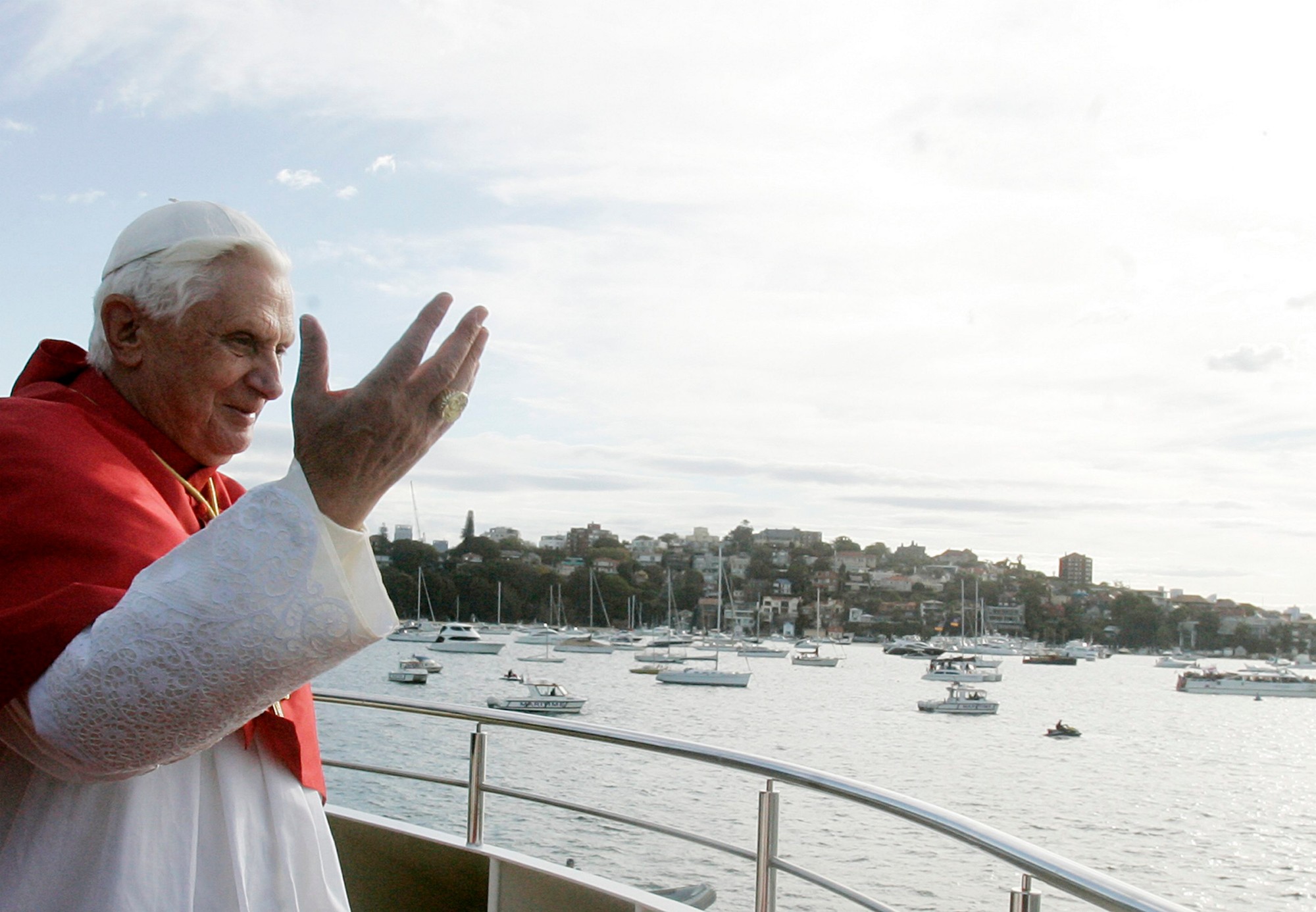 Emeritný pápež Benedikt XVI. zomrel vo veku 95 rokov.