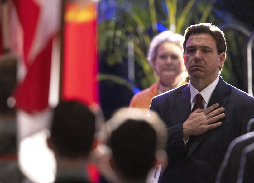 Ron DeSantis podczas gali Rady Florydy ds. Polityki Rodzinnej w Orlando, 20 maja 2023 r. Moment odgrywania hymnu USA 