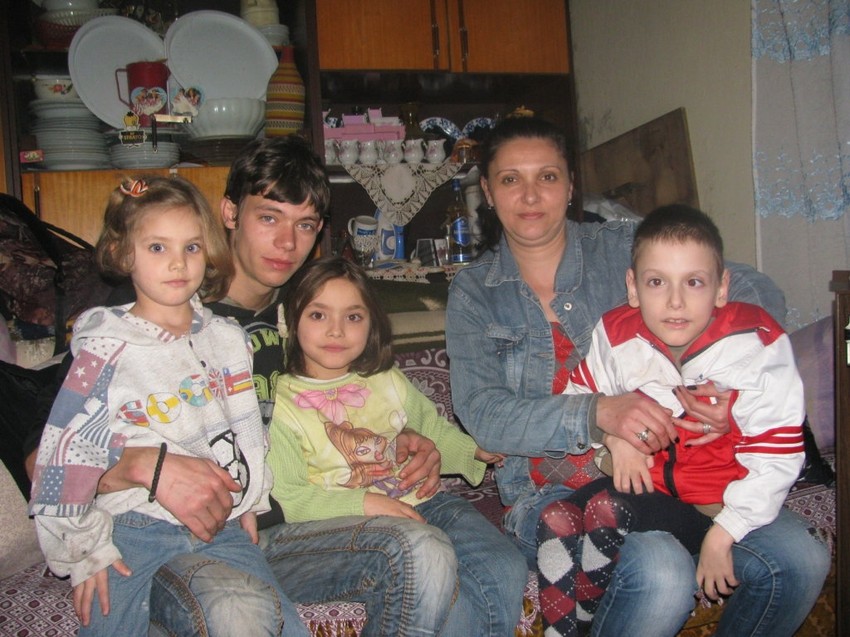 Svi pomažu majci, najviše oko malog Nemanje, koji boluje od cerebralne paralize