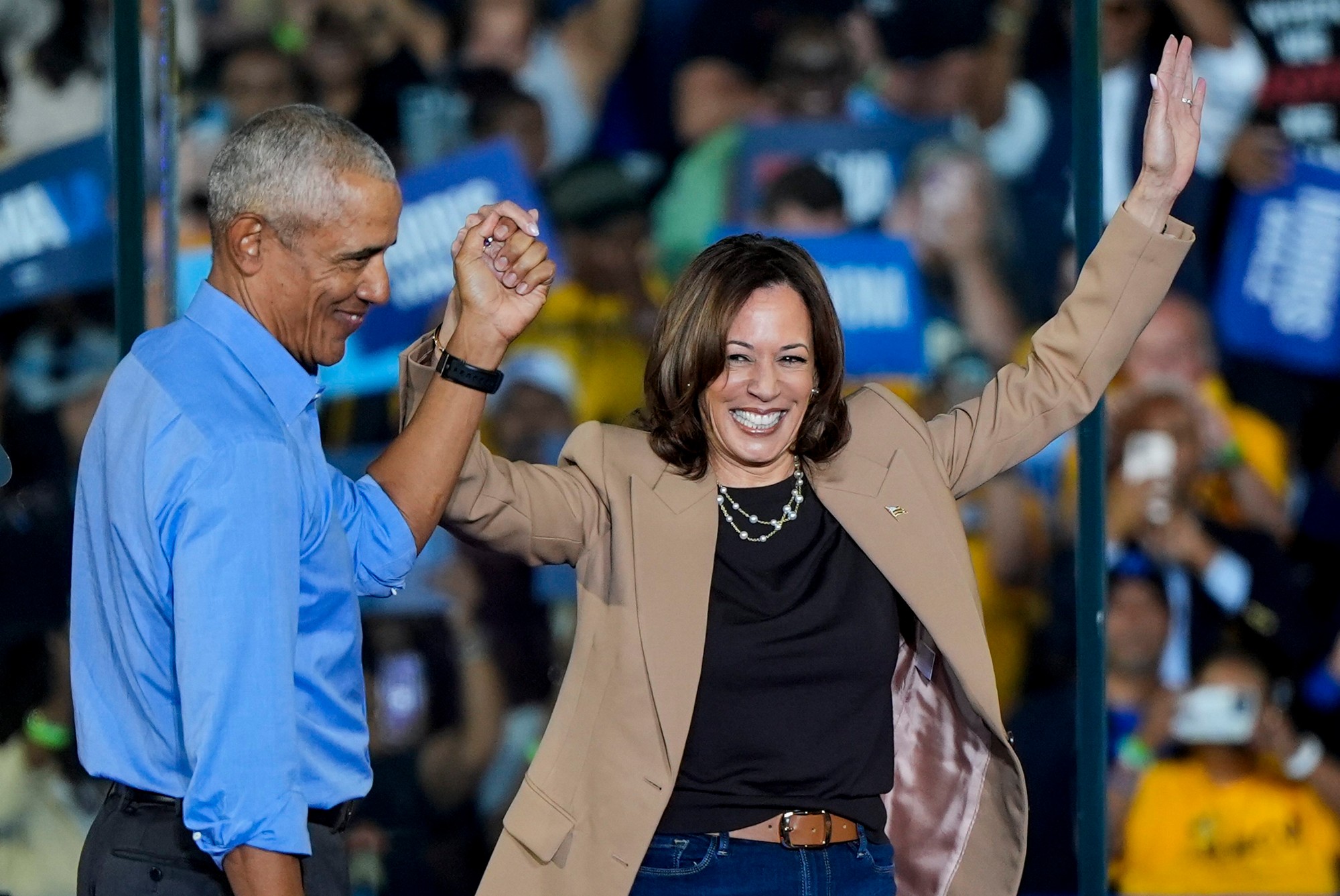 Demokratická prezidentská nominantka Kamala Harrisová s bývalým prezidentom USA Barackom Obamom.