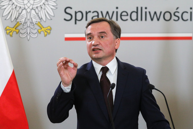 Warszawa, 13.07.2023. Minister sprawiedliwości, prokurator generalny Zbigniew Ziobro podczas konferencji prasowej w siedzibie resortu w Warszawie, 13 bm. Tematem spotkania był komentarz w sprawie wyroku TSUE. (mr) PAP/Paweł Supernak