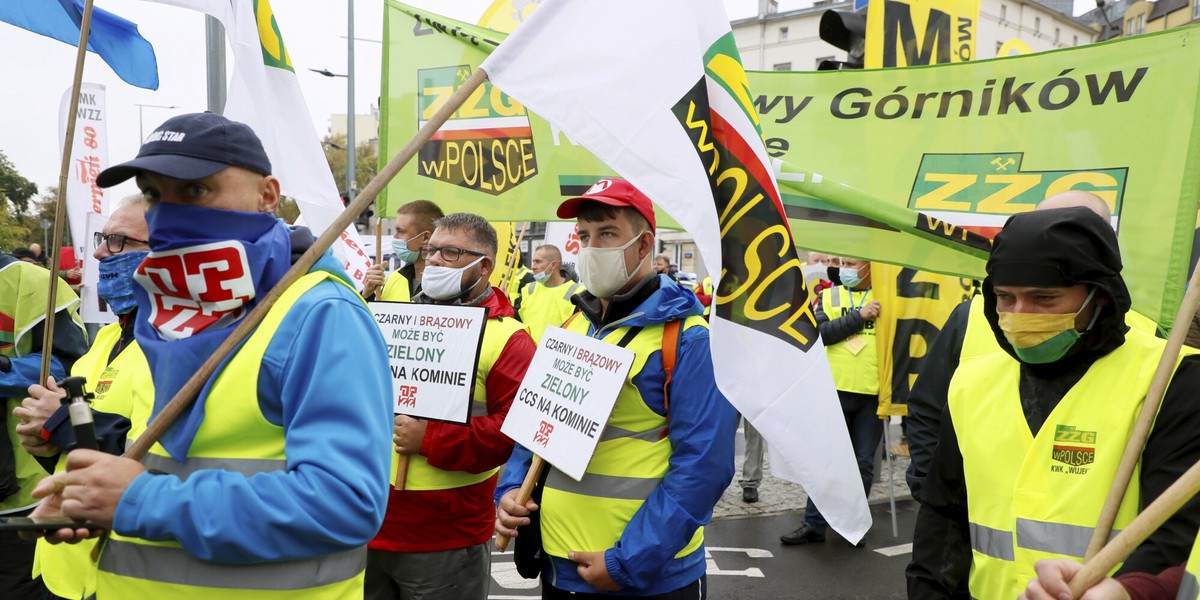 Górniczy związkowcy są zaniepokojeni niepowołaniem następcy Artura Sobonia, który do 8 października br. odpowiadał w MAP za sprawy górnictwa. Na zdjęciu: manifestacja górników z 2 października 2020 r. w obronie miejsc pracy, przed siedzibą PiS w Warszawie.