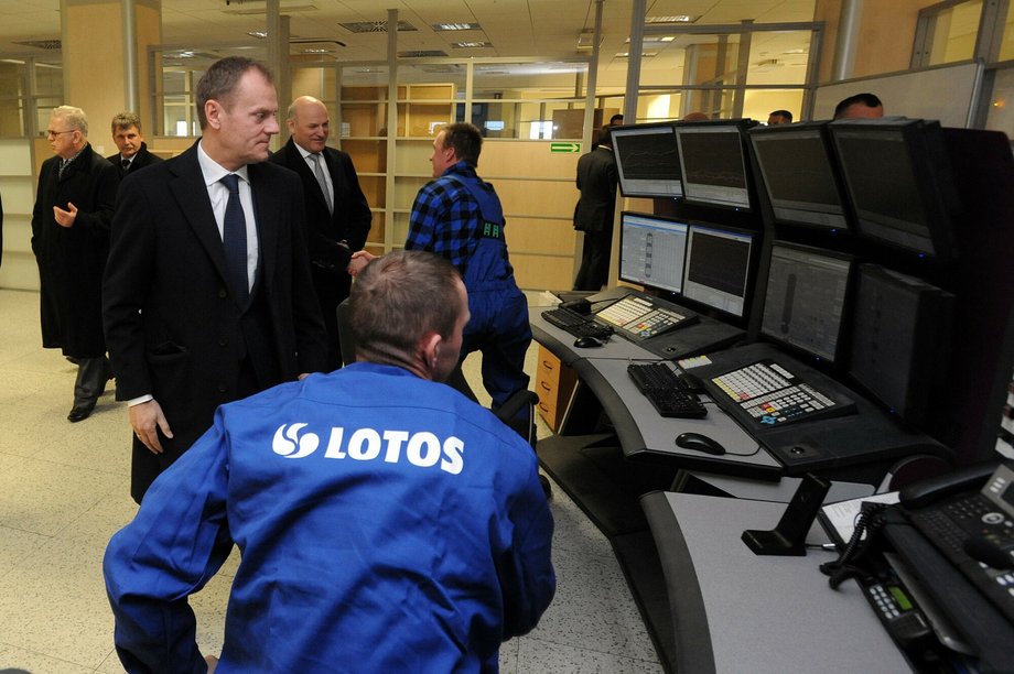 Donald Tusk w rafinerii Lotosu (2011 r.)