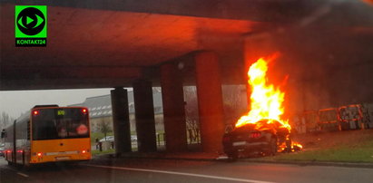 Auto spłonęło na drodze, nie żyje kierowca - film