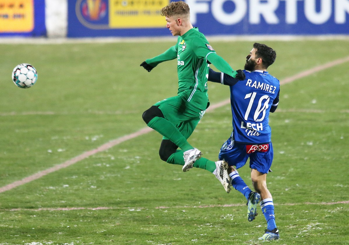 Piłkarz Radomiaka Radom Dominik Sokół (L) i Dani Ramirez (P) z Lecha Poznań podczas meczu 1/8 finału Pucharu Polski