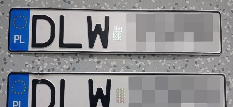 Zaparkowała i spojrzała na auto stojące obok. Od razu zadzwoniła na policję