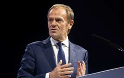KRRiT upomina TVP. W tle materiały o Tusku i "für Deutschland"